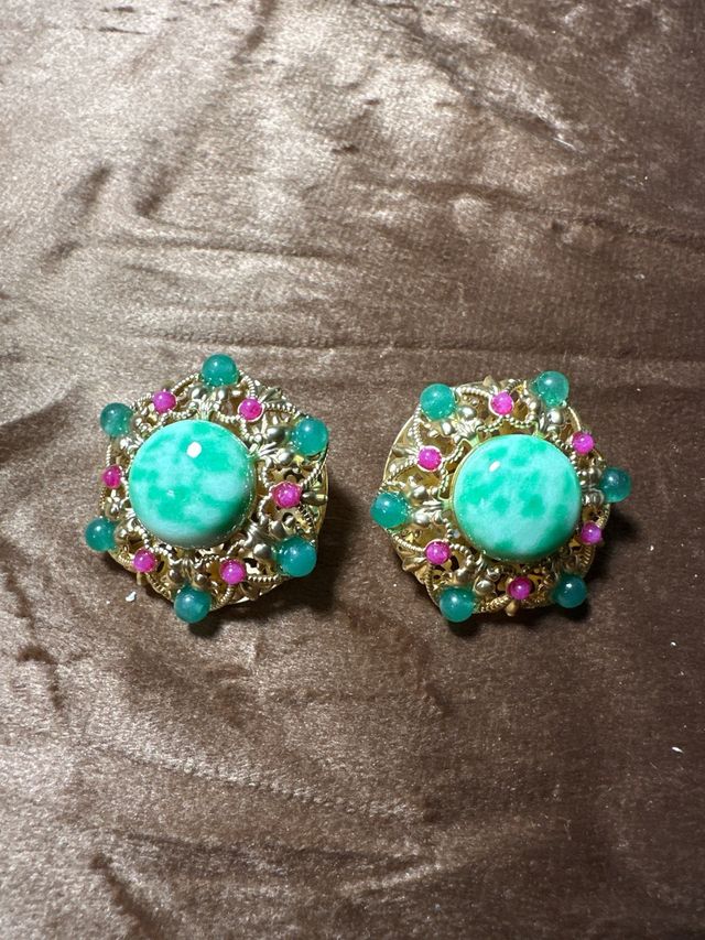 Pendientes clip cobre dorado con piedra verde