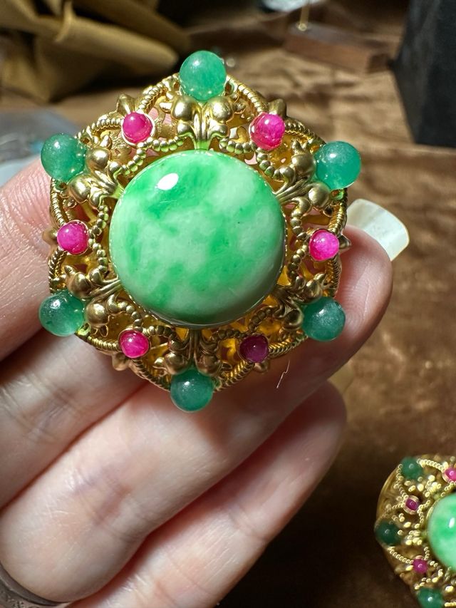 Pendientes clip cobre dorado con piedra verde