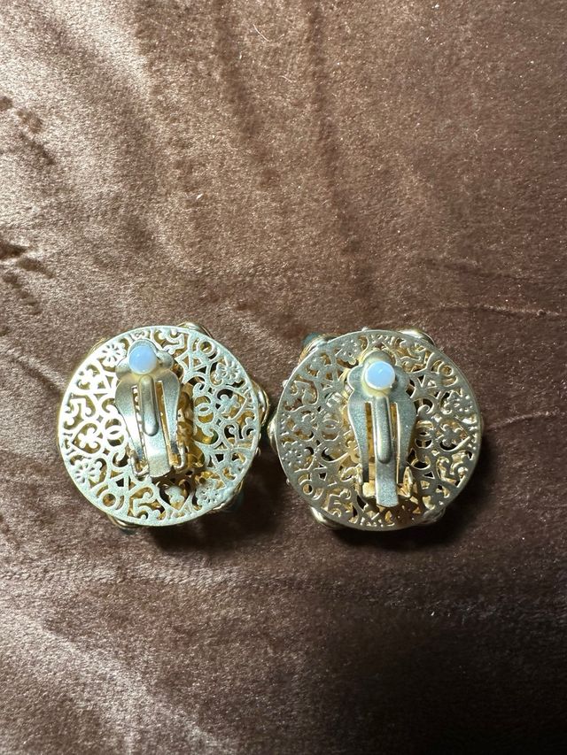 Pendientes clip cobre dorado con piedra verde