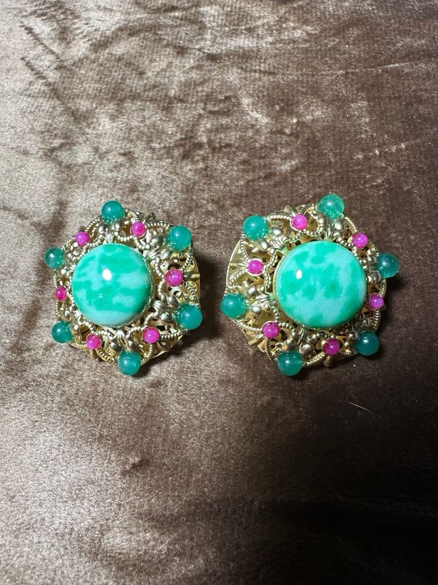 Pendientes clip cobre dorado con piedra verde
