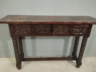 Mesa de entrada antigua de madera tallada