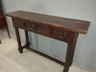 Mesa de entrada antigua de madera tallada