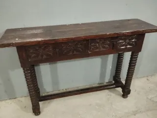 Mesa de entrada antigua de madera tallada