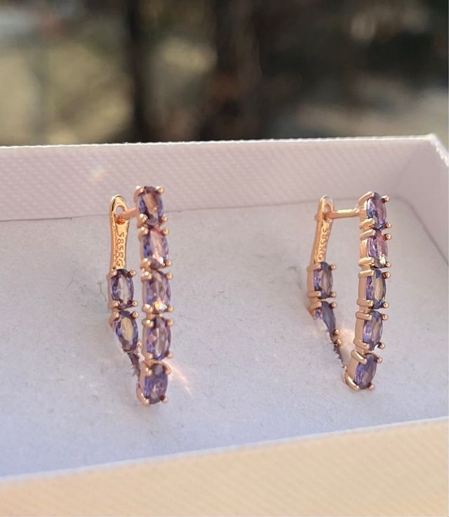 Orecchini laminati oro 14k con pietre viola