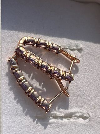 Orecchini laminati oro 14k con pietre viola