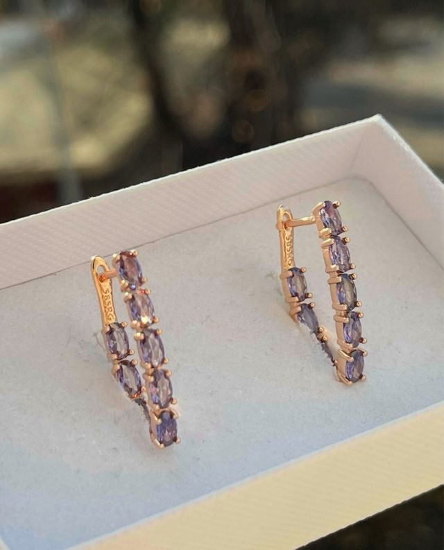 Orecchini laminati oro 14k con pietre viola