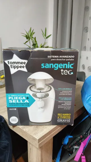 Papelera de pañales blanca y gris