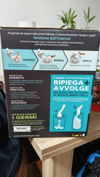 Papelera de pañales blanca y gris