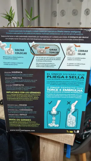 Papelera de pañales blanca y gris