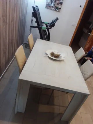 Mesa de comedor de madera