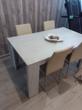 Mesa de comedor de madera