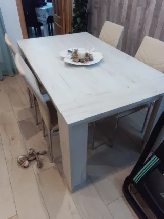 Mesa de comedor de madera