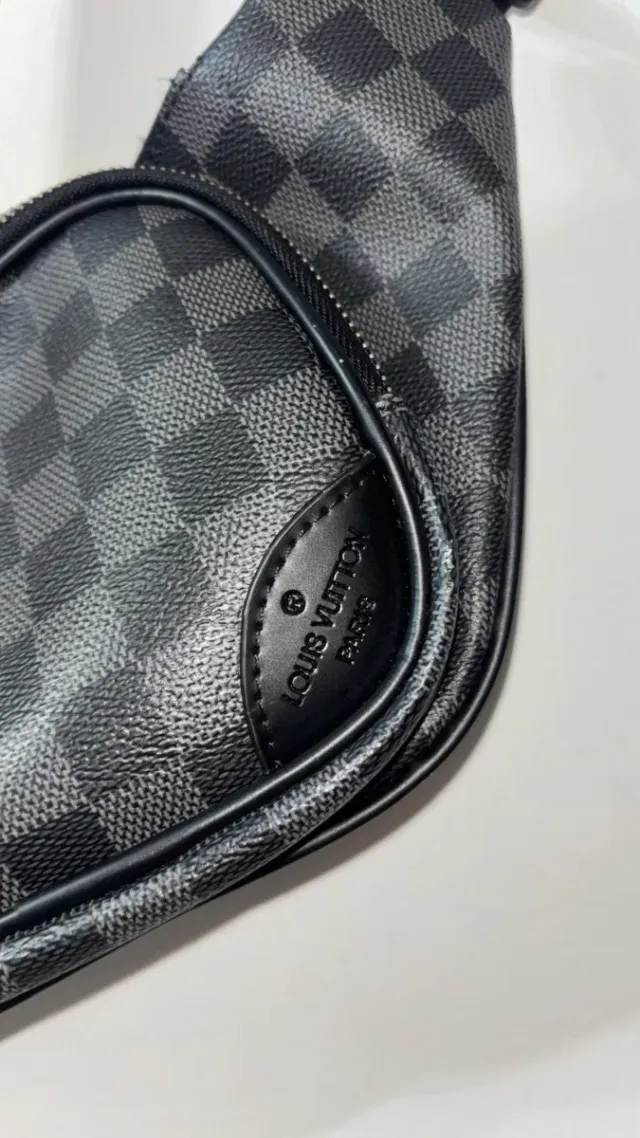 Riñonera cuadros negra y gris