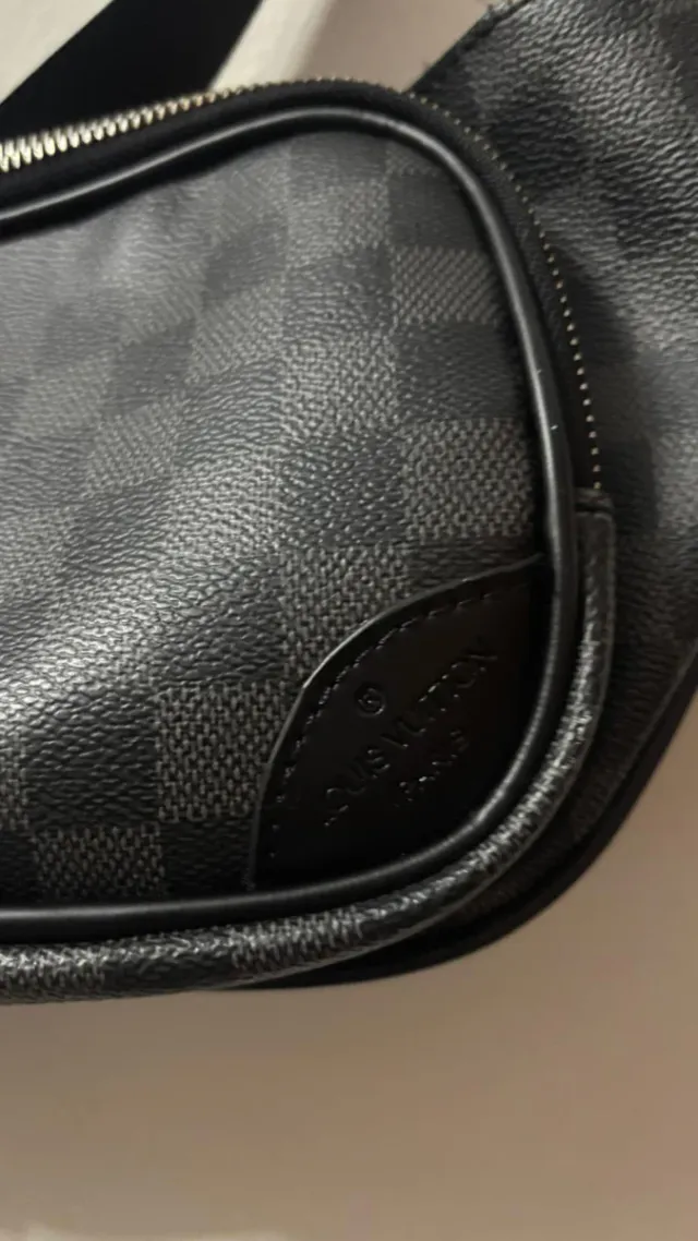 Riñonera cuadros negra y gris