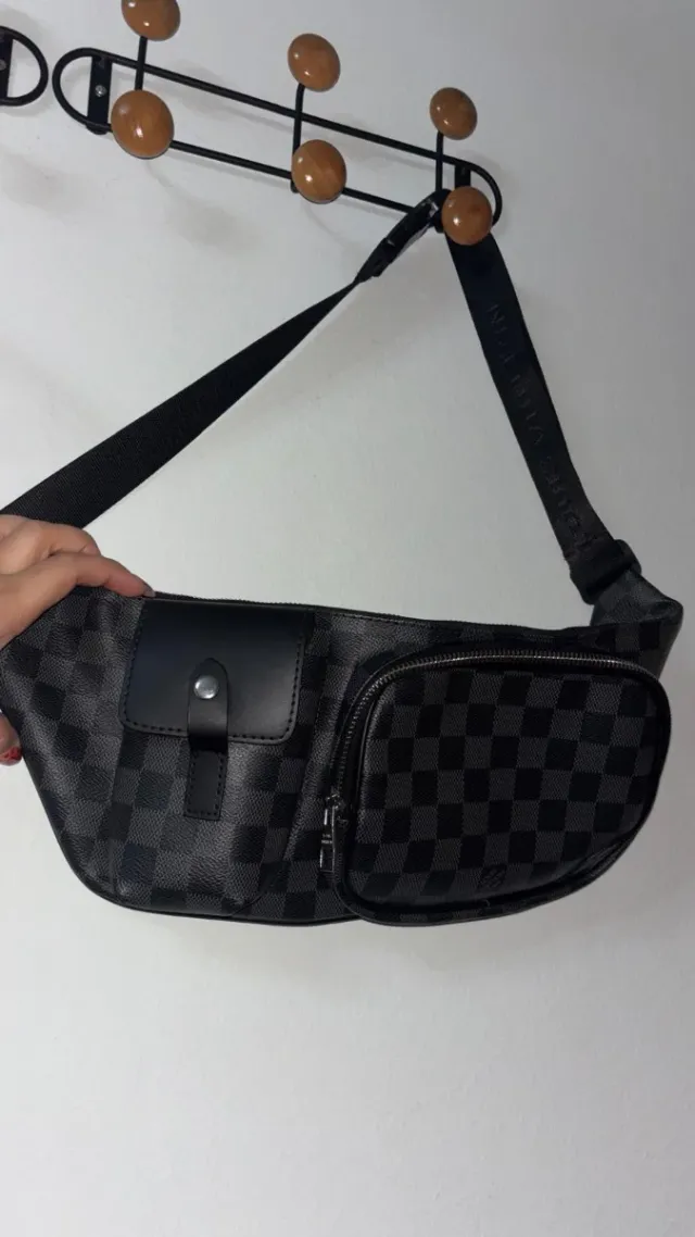 Riñonera cuadros negra y gris