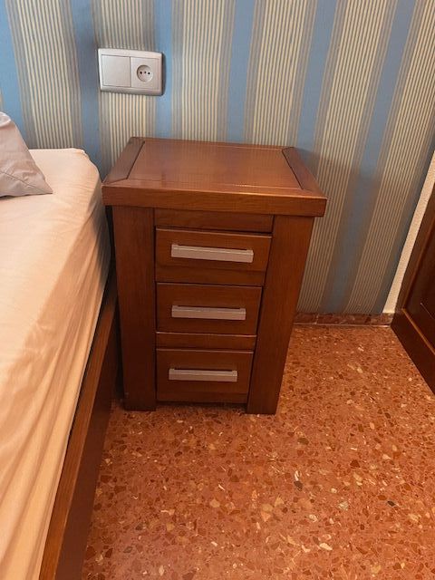 Conjunto dormitorio: mesitas + sinfonier + taburet