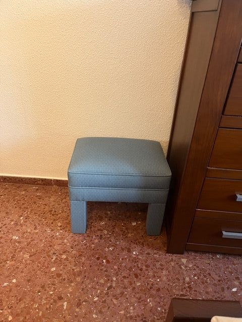 Conjunto dormitorio: mesitas + sinfonier + taburet