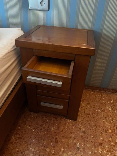 Conjunto dormitorio: mesitas + sinfonier + taburet