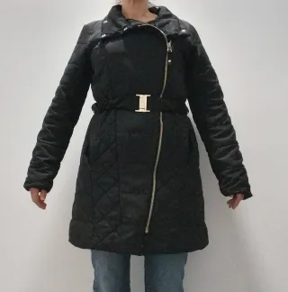 Abrigo negro acolchado con cinturón