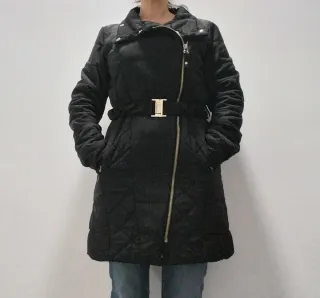 Abrigo negro acolchado con cinturón