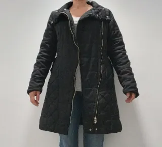 Abrigo negro acolchado con cinturón