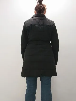 Abrigo negro acolchado con cinturón