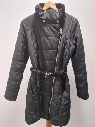 Abrigo negro acolchado con cinturón