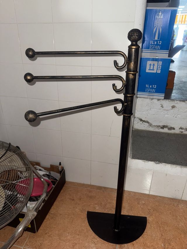 Toallero de pie metal negro y dorado