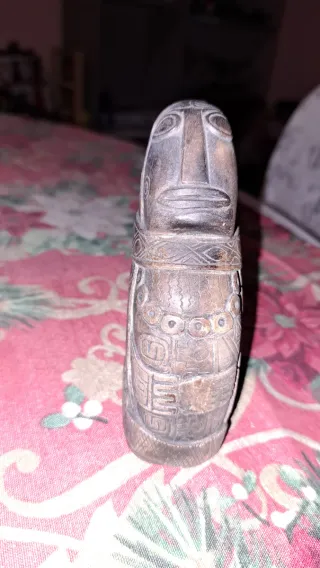 Antica statuetta in pietra