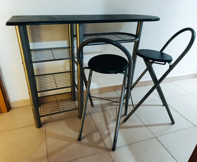 Barra de desayuno con 2 taburetes