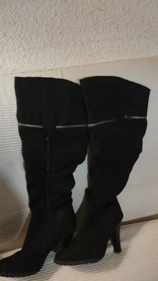 Botas altas negras con cremallera