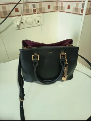 Bolso ALDO negro con cadena dorada
