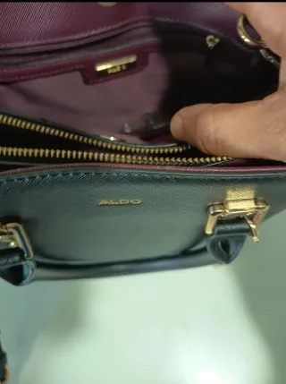 Bolso ALDO negro con cadena dorada