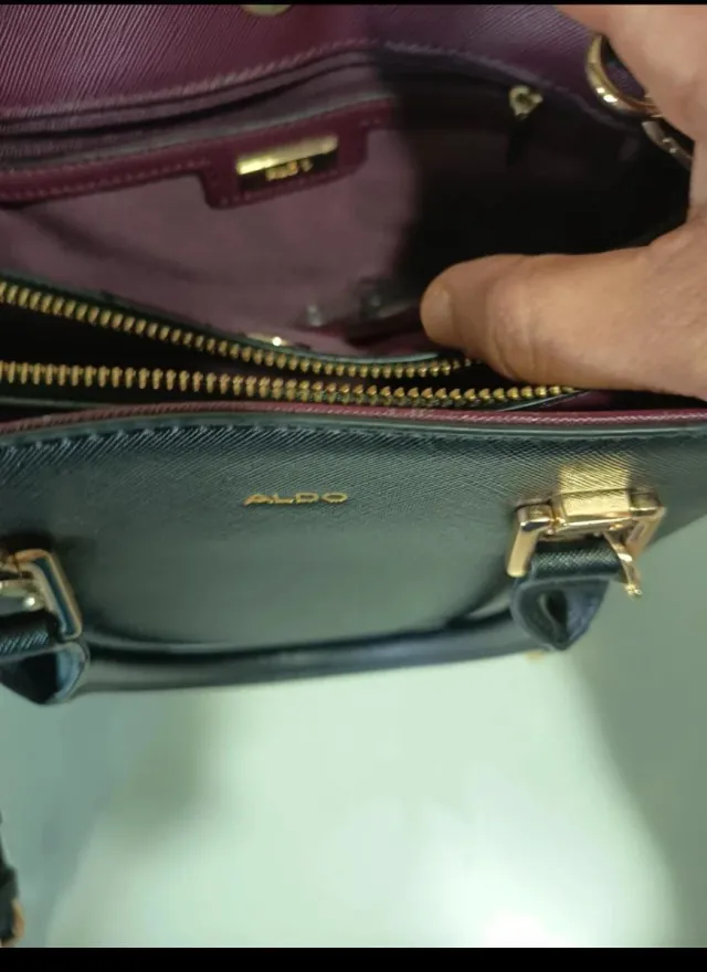 Bolso ALDO negro con cadena dorada