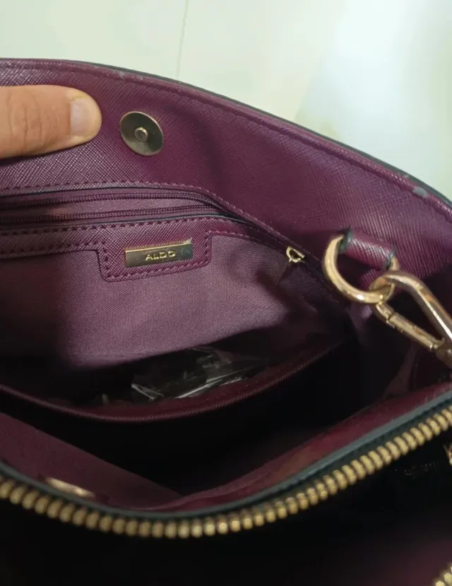 Bolso ALDO negro con cadena dorada