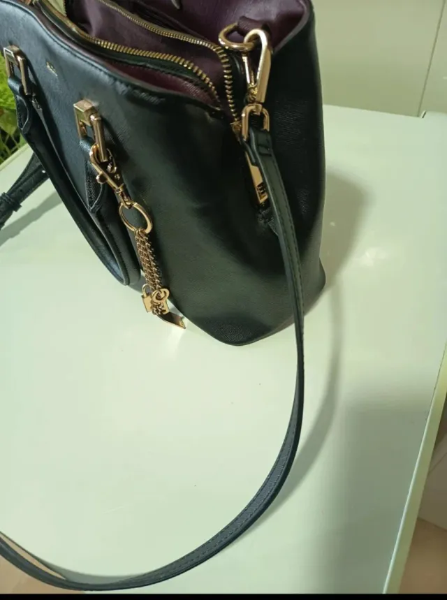 Bolso ALDO negro con cadena dorada