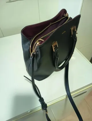 Bolso ALDO negro con cadena dorada