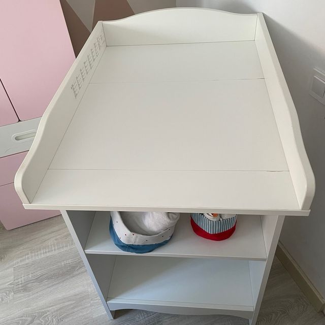 Cambiador IKEA + colchón + regalos