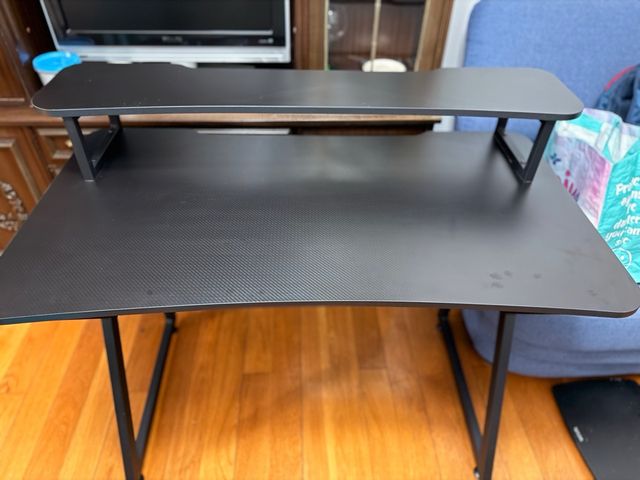 Mesa Gamer Negra con Estante