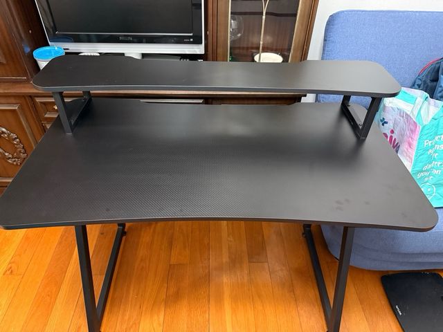 Mesa Gamer Negra con Estante