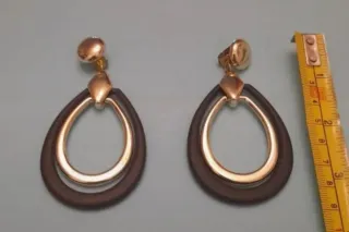 Pendientes largos dorados y negros