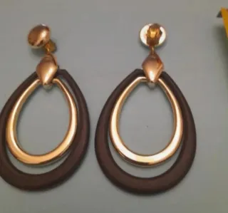 Pendientes largos dorados y negros