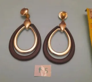 Pendientes largos dorados y negros