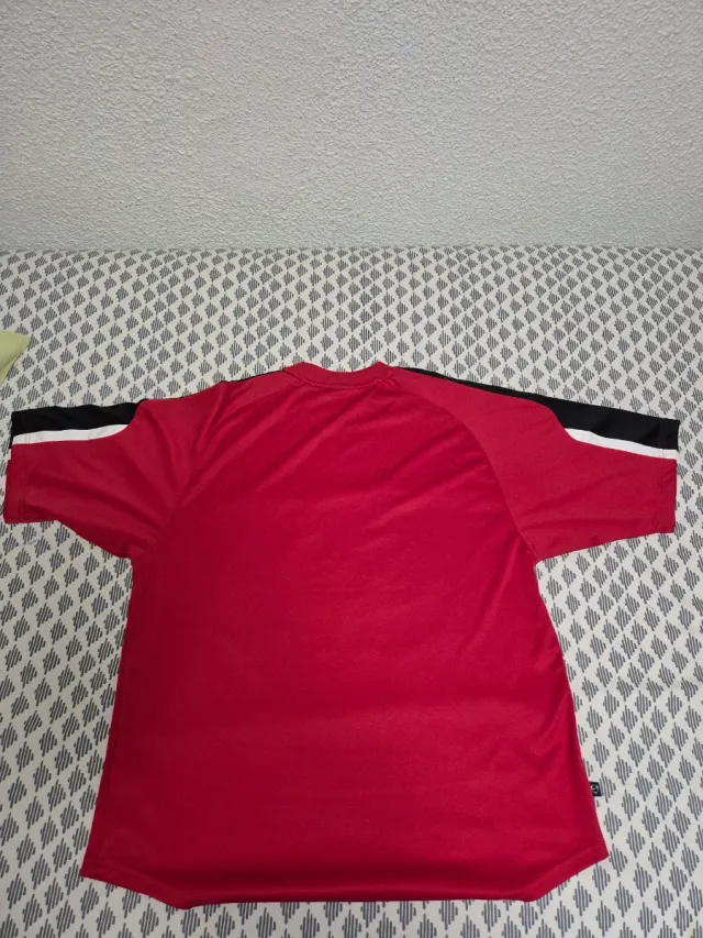 Camiseta deportiva Nike roja y negra