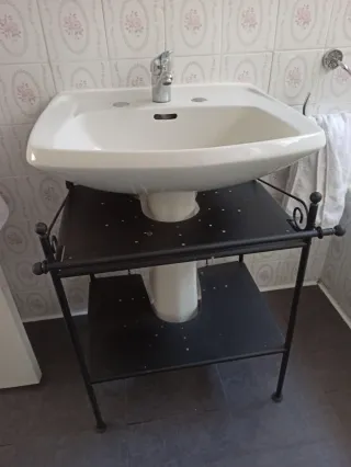 mueble metálico lavabo.