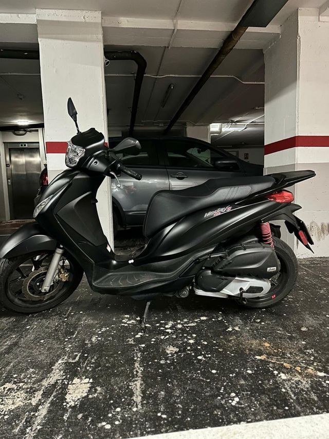 Moto negra Piaggio X-EVO 125