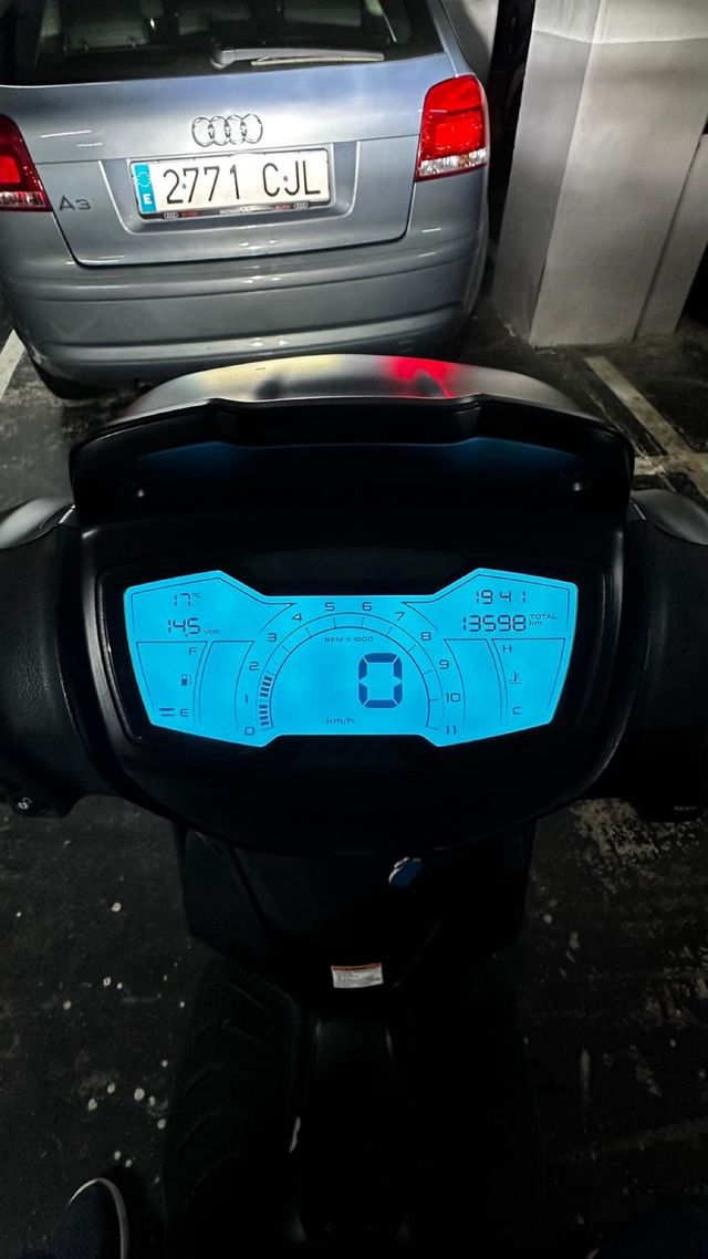 Moto negra Piaggio X-EVO 125