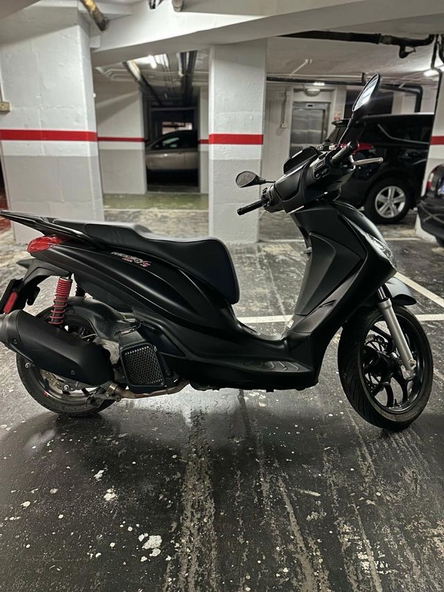 Moto negra Piaggio X-EVO 125