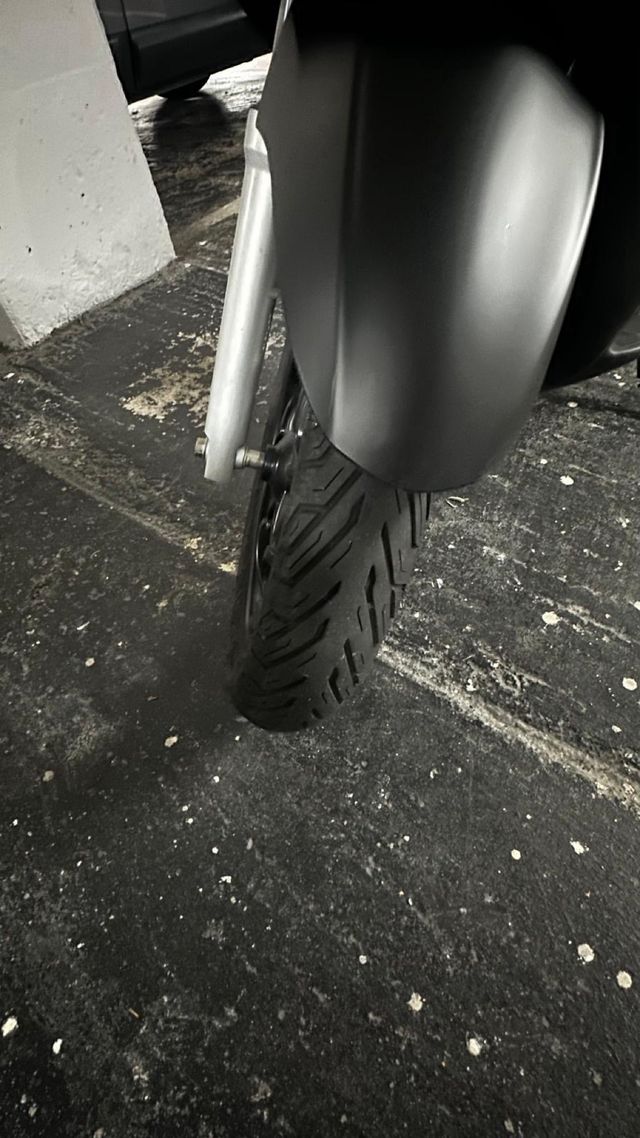 Moto negra Piaggio X-EVO 125