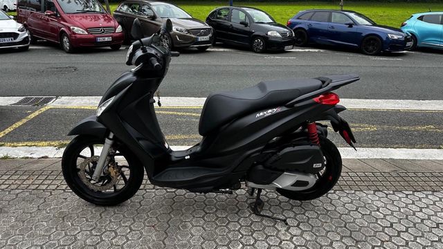 Moto negra Piaggio X-EVO 125